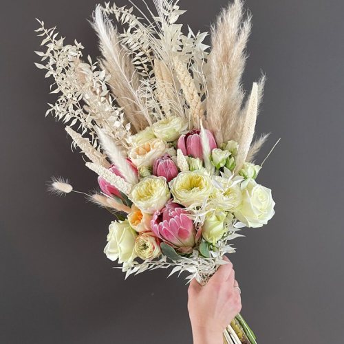 bruidsboeket-verse-bloemen-droogbloemen-witte-roze-tinten