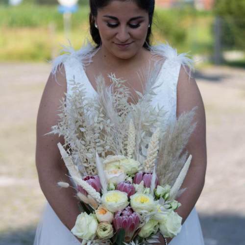 bruidsboeket-verse-bloemen-droogbloemen-witte-tinten-3